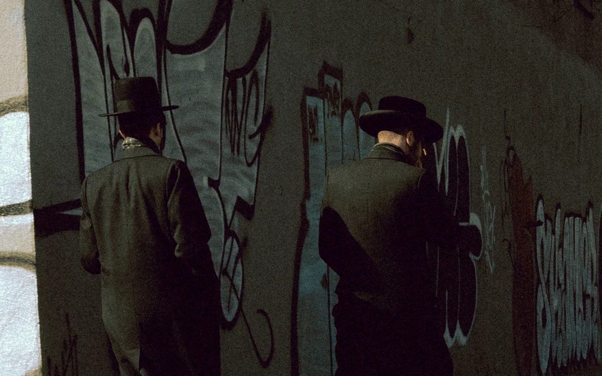 Dos figuras misteriosas durante una experiencia de team building inspirada en roles ocultos