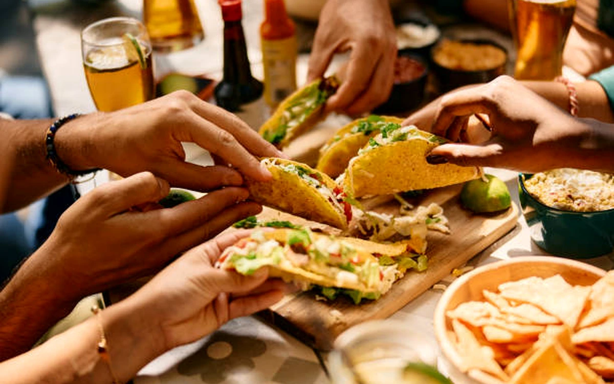 Grupo compartiendo tacos durante una experiencia gastronómica de team building